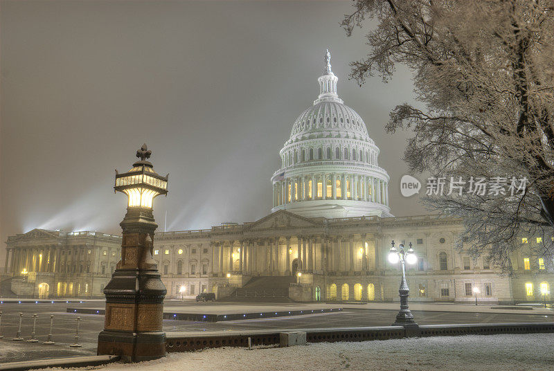 华盛顿特区的国会大厦被雪覆盖