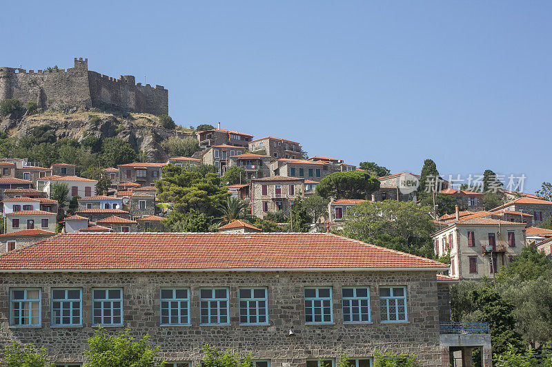 希腊莱斯博斯岛的历史城堡和镇景莫利沃斯