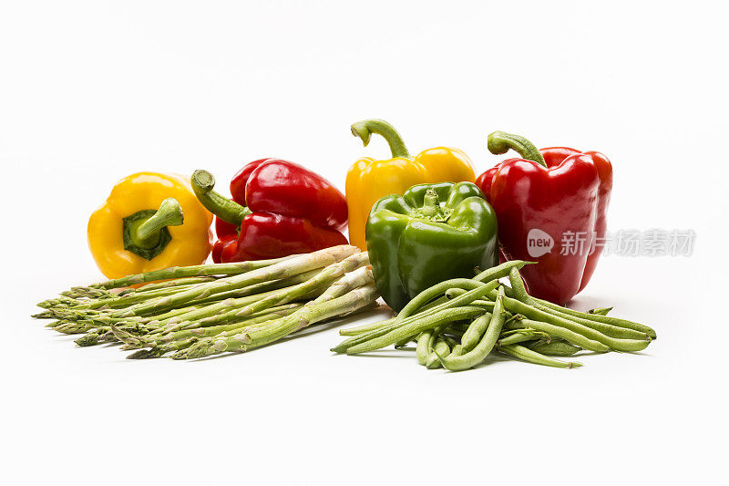 一组彩色的，新鲜的蔬菜在白色的背景上