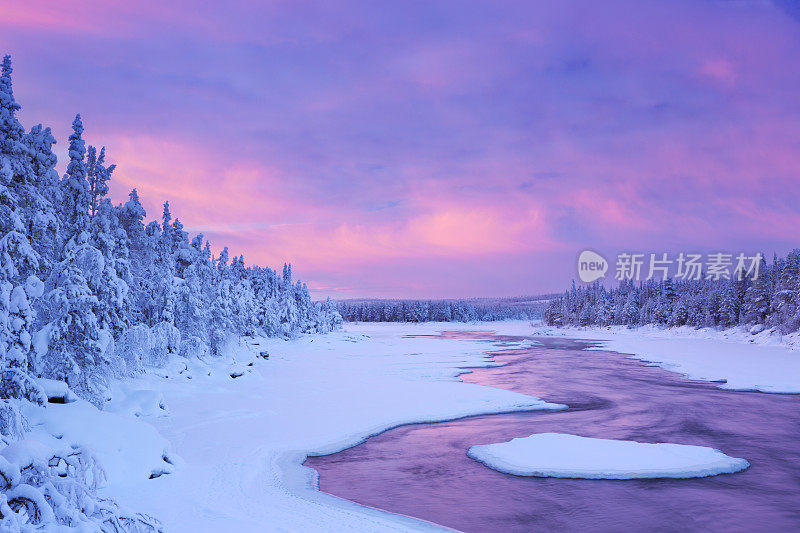 芬兰拉普兰，冬季河流急流上的日出