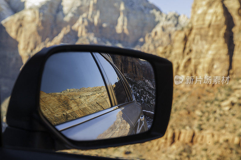 汽车后视镜反射的岩石峡谷墙壁