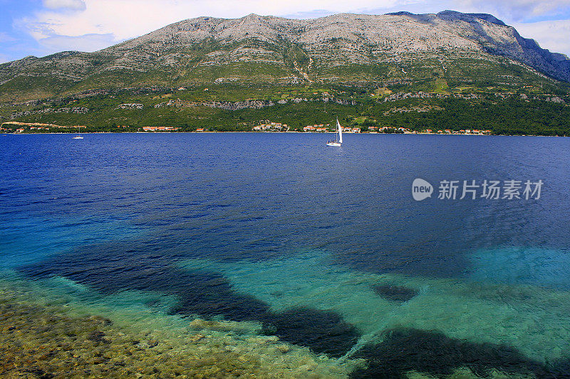 帆船在地中海亚得里亚海蓝色海滩-克罗地亚