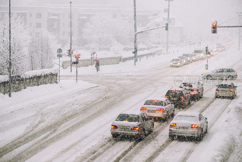 城市交通在下雪的街道上