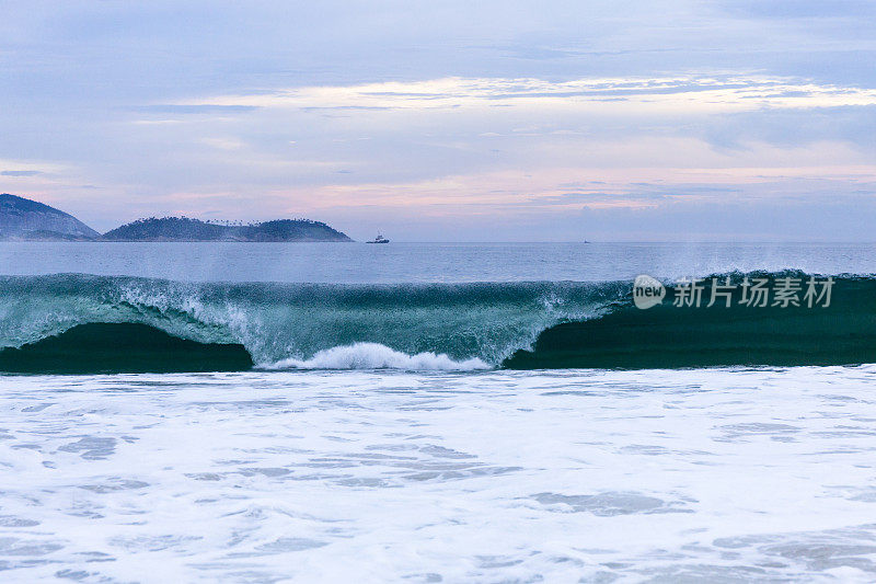 里约热内卢伊帕内玛海滩的破浪