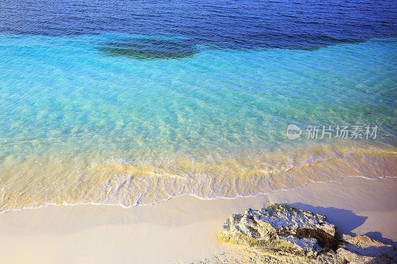 热带天堂日出:空中阳光明媚的桑迪加勒比绿松石半透明海滩