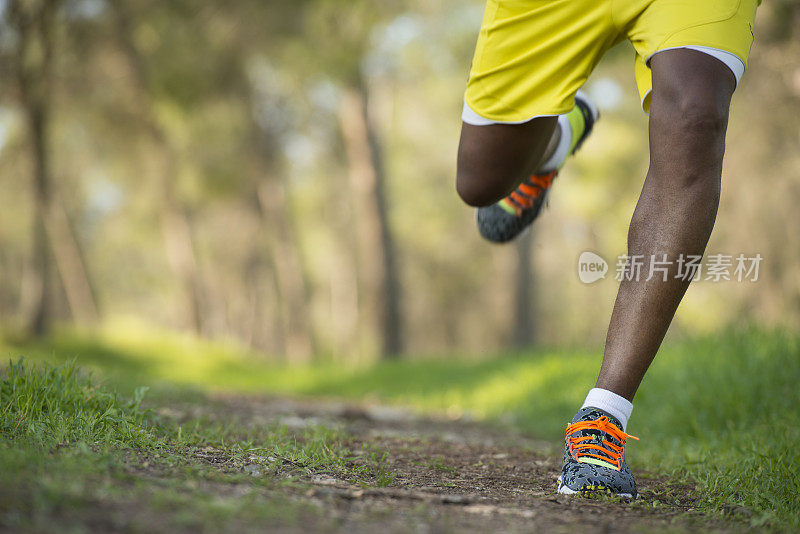 特写跑步鞋的男性腿户外慢跑。