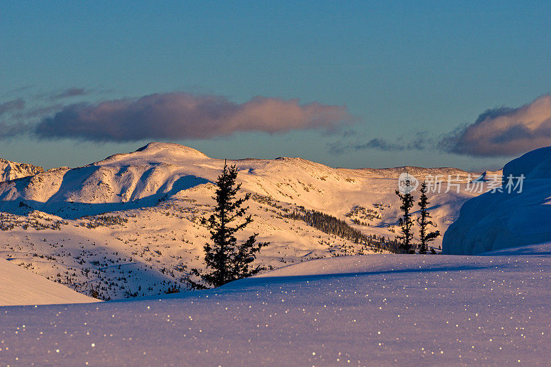 日落雪与令人惊叹的山景闪闪发光