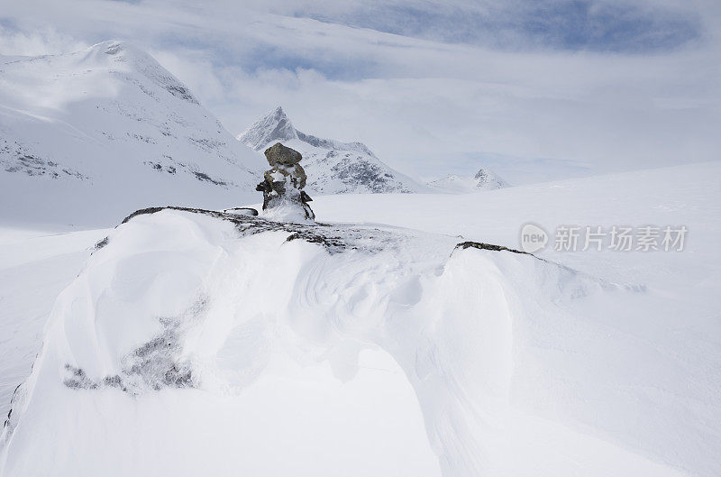 凯恩带领我们走向雄伟的雪峰