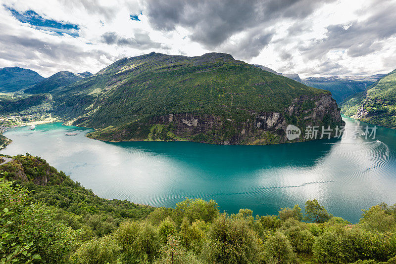 高角度俯瞰湖面和山脉