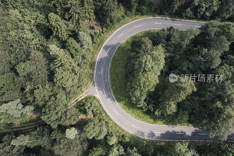 道路在森林里转弯。鸟瞰图。健美的形象