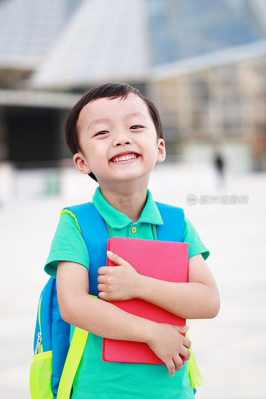 小男孩去上学