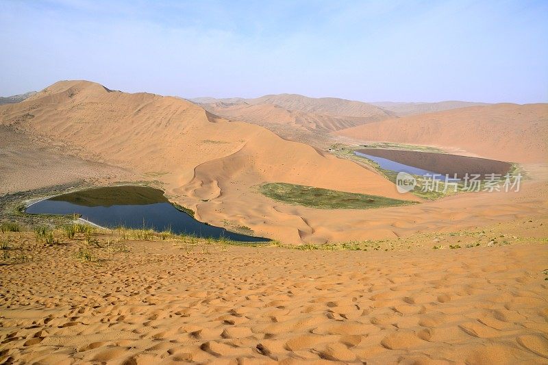 中国内蒙古巴丹吉林沙漠的双子湖