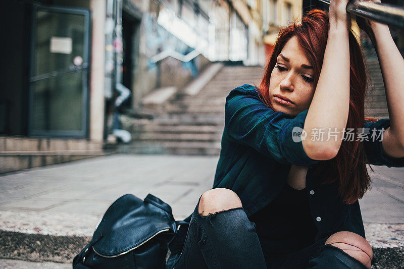 抑郁的年轻女子