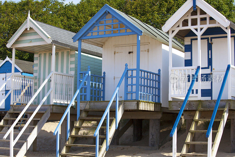 蓝色和白色的海滩小屋，海边的水井。