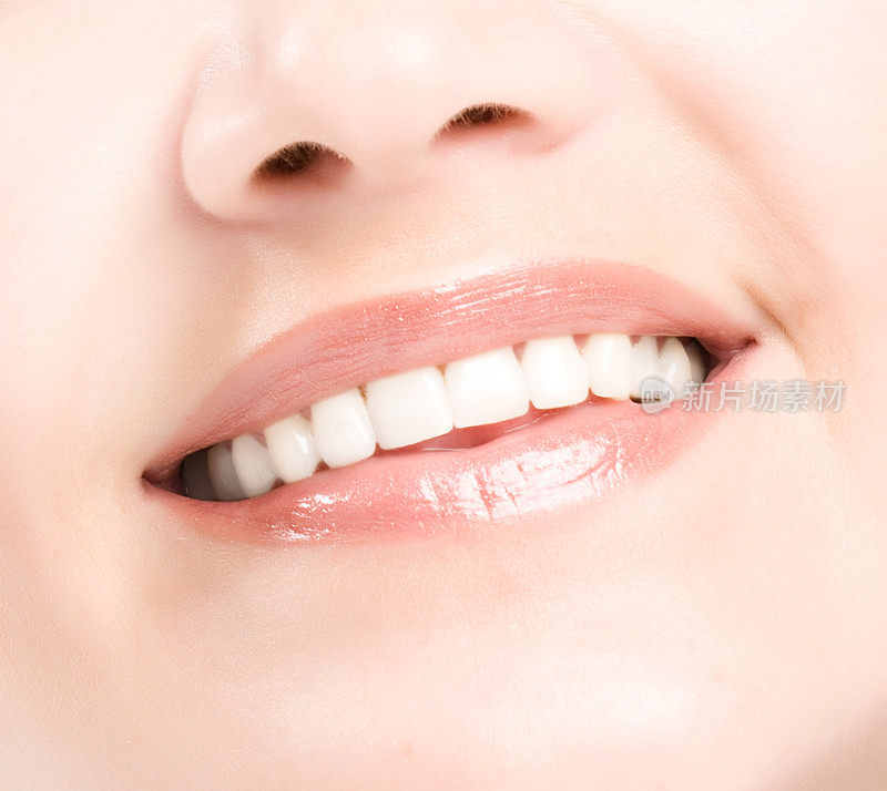微笑的女人嘴和大牙齿。