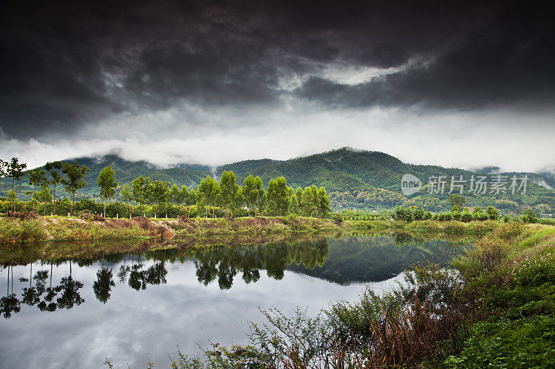 泰国乡村，湖，树和山