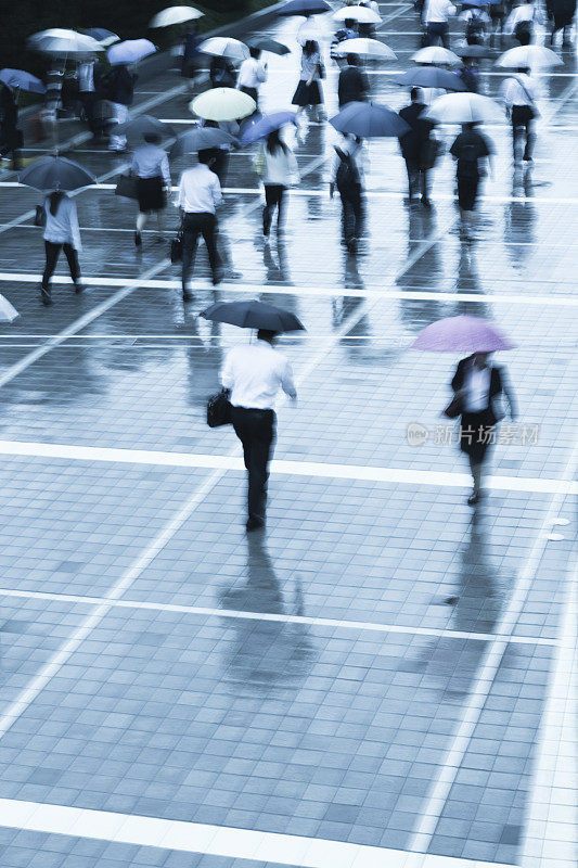 东京下雨的上班族