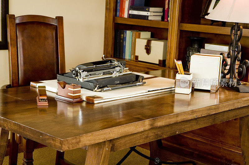 木质书桌和老式打字机