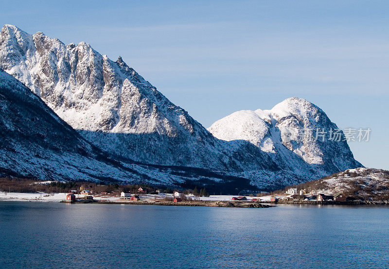 日出时的挪威村庄
