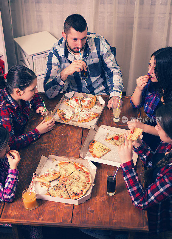 家人或朋友分享披萨