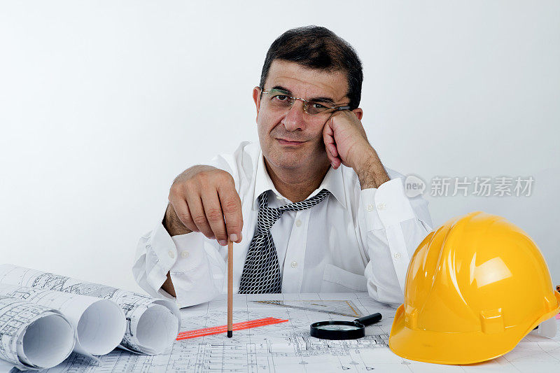 压力大的办公室职员在文书工作后