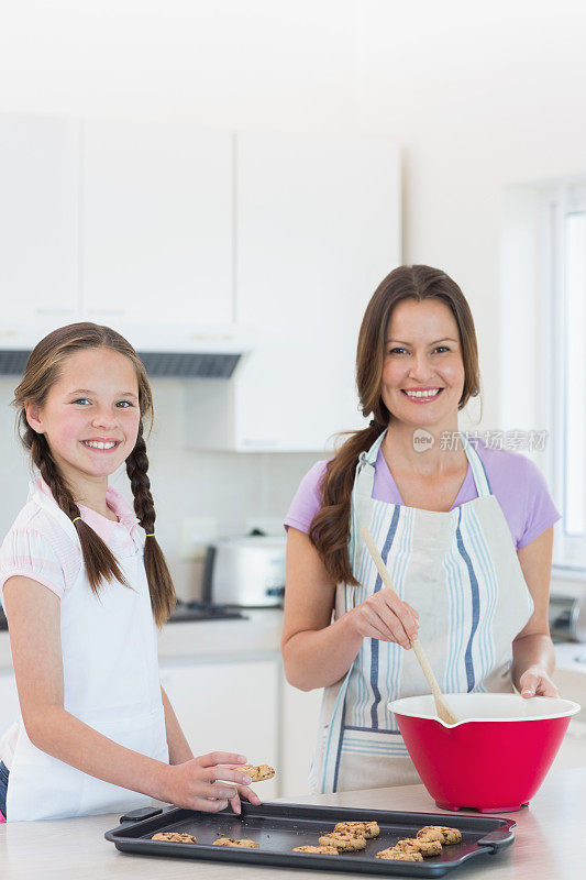 女孩和妈妈在厨房准备饼干