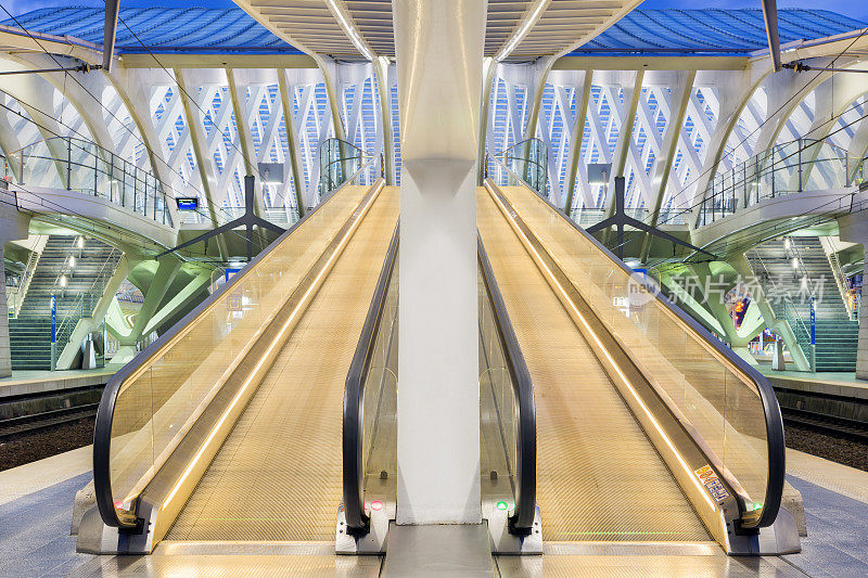 现代火车站的照明自动扶梯