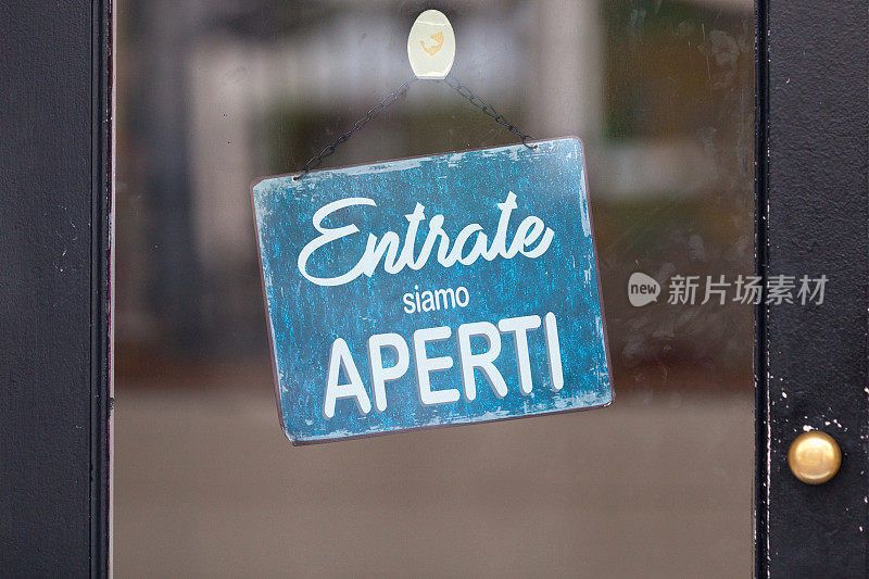 意大利开放的标志在一个窗口