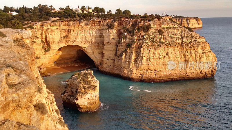 葡萄牙卡沃埃罗附近的滨海海洞和多岩石的阿尔加维海岸