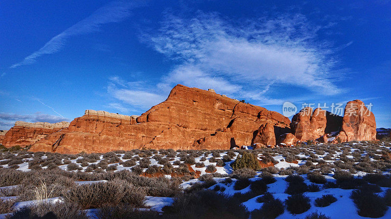 红岩蓝色的天空，峡谷岩层，拱门，犹他州