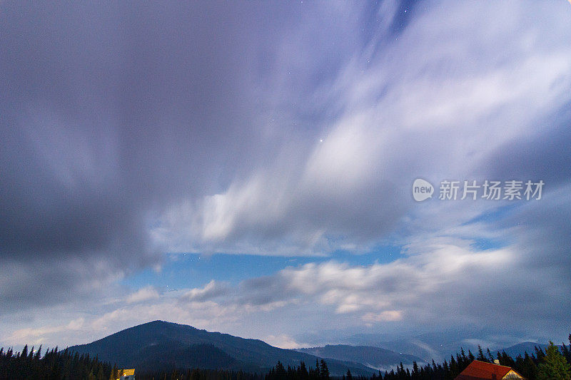 喀尔巴阡山脉。美丽的山景。大自然在山中。美丽的云。