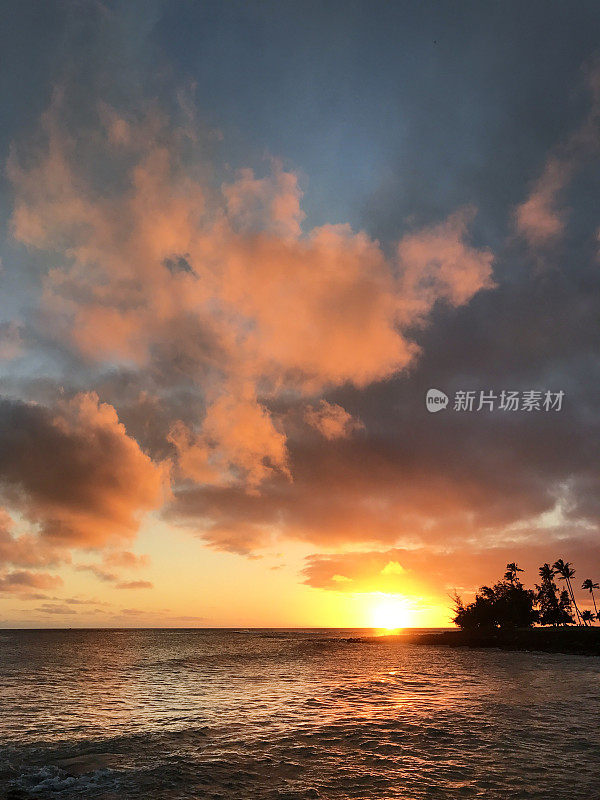 考艾岛波伊普海滩上的夏威夷日落