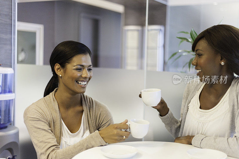 非洲商业伙伴在一起喝咖啡