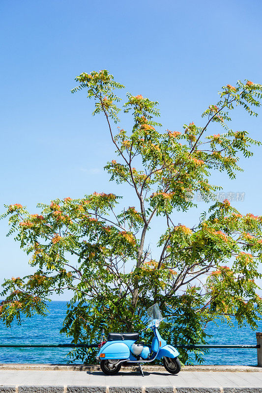 复古滑板车对抗蓝天