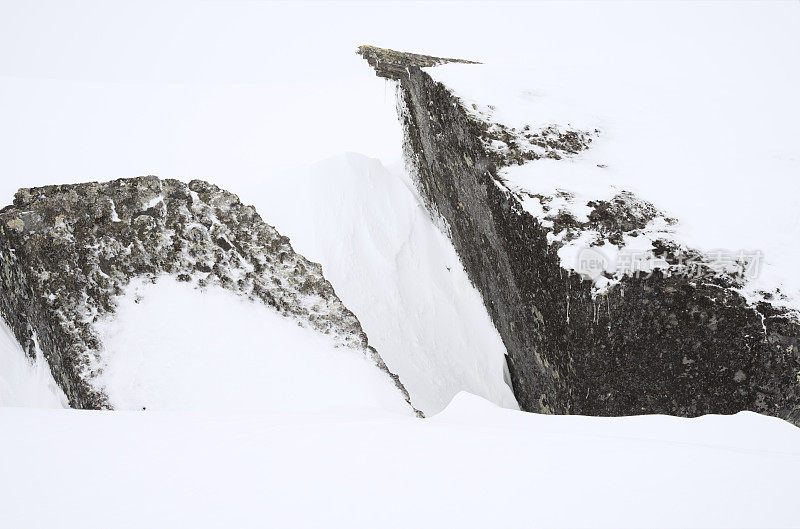 在暴风雪，雾和低能见度的大岩石