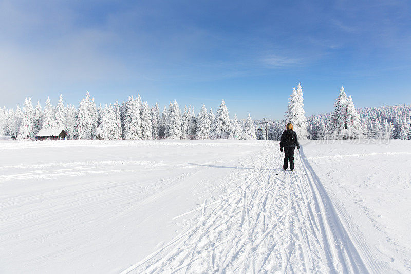 滑雪运动员在一个美丽的阳光明媚的冬天....罗格拉，斯洛文尼亚
