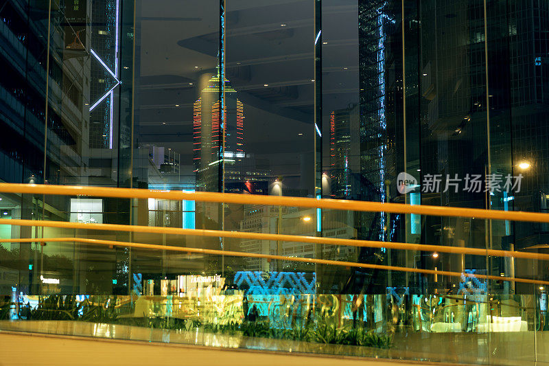 从香港商业中心的天桥上俯瞰
