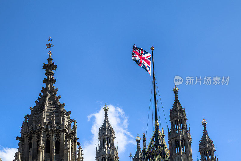 微风中飘扬着英国国旗的国会大厦