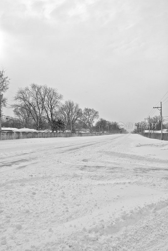 一场暴风雪过后，大街上布满了雪