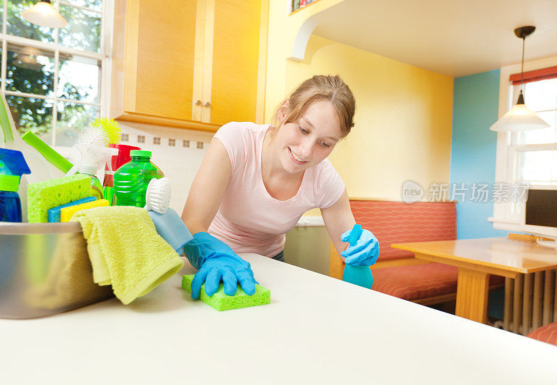 快乐的家庭主妇清洁厨房柜台