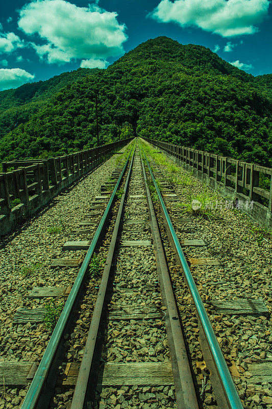 铁路高架桥列车性质