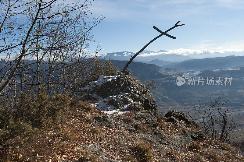 弯曲的十字架在山顶