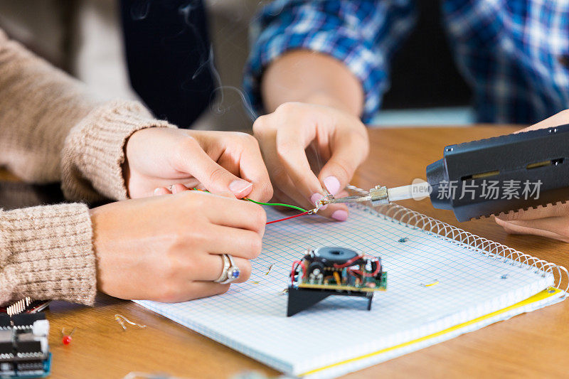 STEM学校的学生从事机器人项目