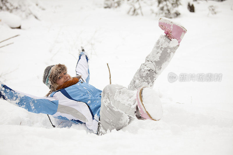 年轻女子在雪中嬉戏