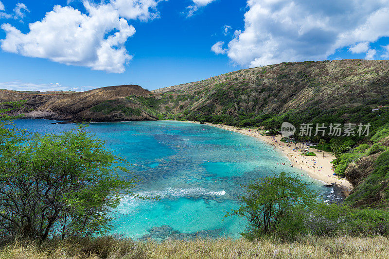 阳光明媚的一天，夏威夷的哈瑙马湾海滩和珊瑚礁