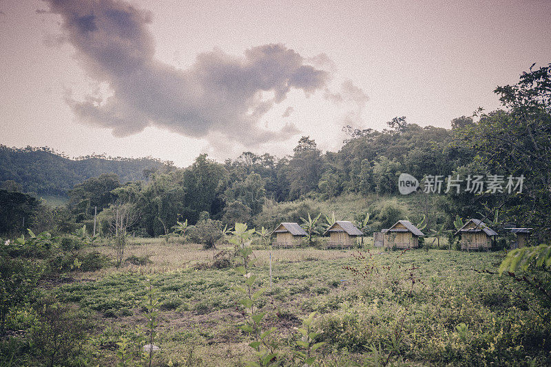 白泰茅屋在山水自然中