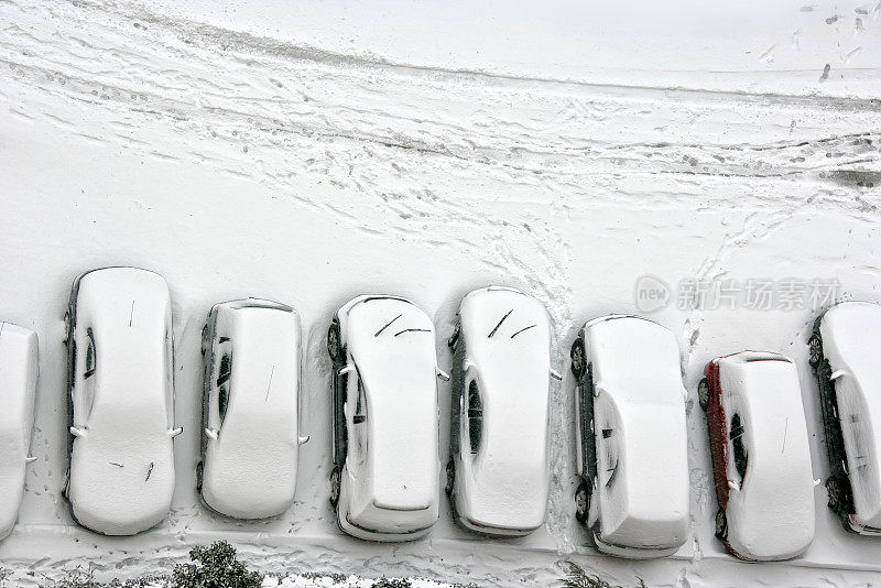 停车场里的车被雪覆盖了