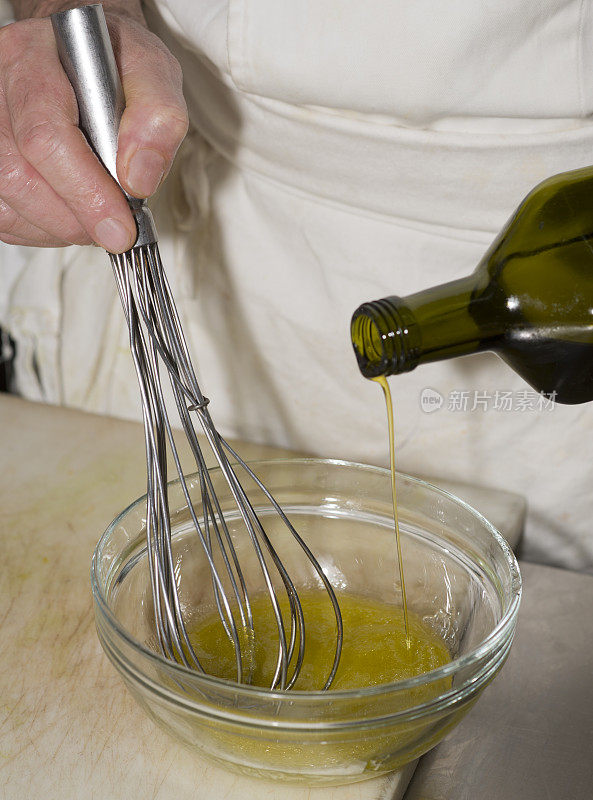 厨师吗?用手搅拌丝在杯中加入橄榄油搅拌