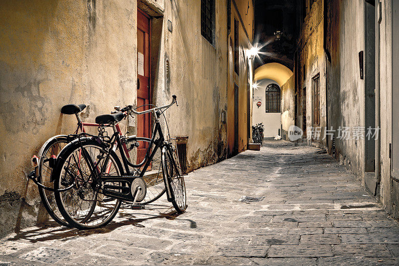 自行车在黑暗的小巷，HDR费伦泽的夜晚