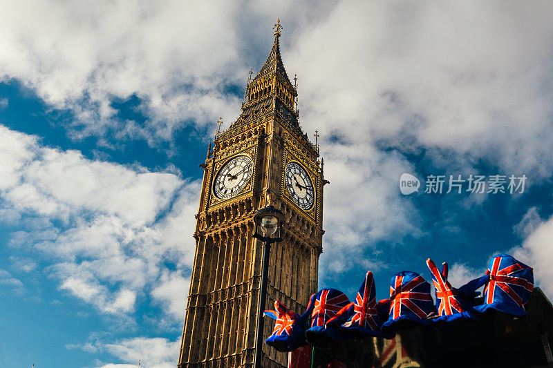 戴着英国国旗帽子的大本钟，伦敦，威斯敏斯特大教堂